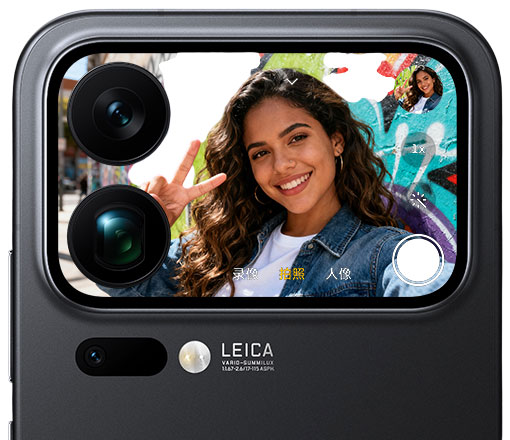 Selfie with the Xiaomi 17 Pro Max rear camera and displaying it on the rear display Selfie with the Xiaomi 17 Pro Max rear camera and displaying it on the rear display