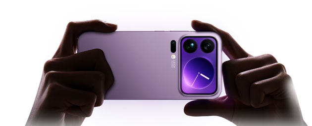 Xiaomi 17 Pro Max rear display in hand Xiaomi 17 Pro Max rear display in hand